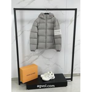 THOM BROWNE偽物 ブランド 販売リラックス感急上昇 人気爆発 最新モデルも顧客セールで格安ダウンジャケット