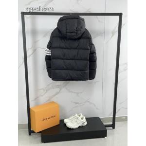 THOM BROWNE偽物 ブランド 販売リラックス感急上昇 人気爆発 最新モデルも顧客セールで格安ダウンジャケット