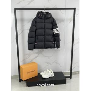 THOM BROWNE偽物 ブランド 販売リラックス感急上昇 人気爆発 最新モデルも顧客セールで格安ダウンジャケット