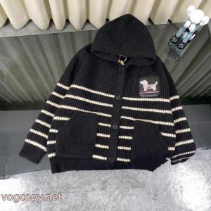 THOM BROWNEトムブラウンTB 23 ss胸には定番の皮付きサラミ犬ジャカードストライプの4本編みウールニット帽コート