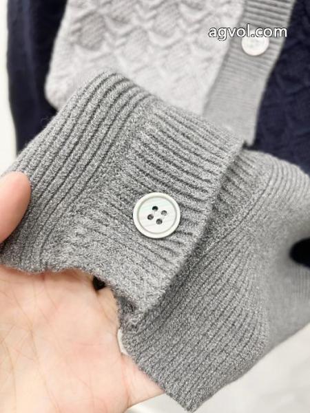 コピー 商品 通販コート元気な印象に プレミアム品質 秋冬は継続系のトレンドTHOM BROWNE 1