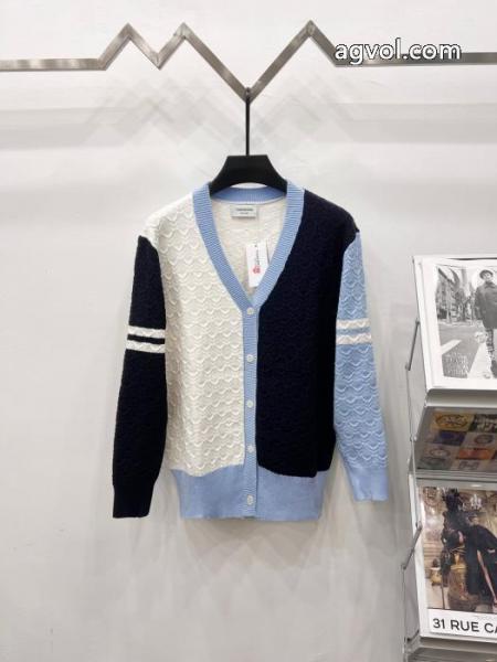 コピー 商品 通販コート元気な印象に プレミアム品質 秋冬は継続系のトレンドTHOM BROWNE 4