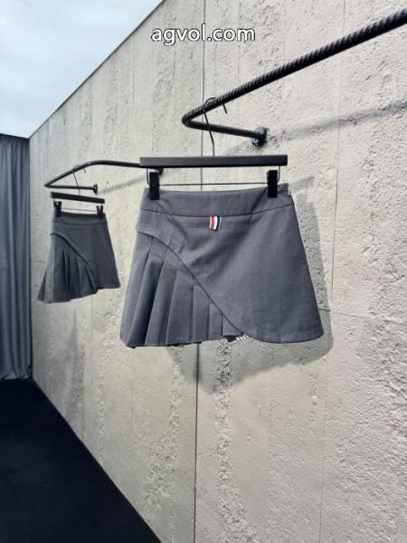 スカートTHOM BROWNE2026コーデにこなれたアクセントをプラス! 着心地のいい コーデの主役コピー 商品 販売. 2