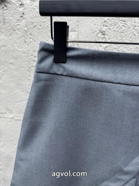スカートTHOM BROWNE2026コーデにこなれたアクセントをプラス! 着心地のいい コーデの主役コピー 商品 販売. 4