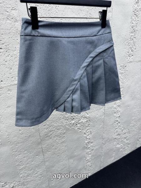 スカートTHOM BROWNE2026コーデにこなれたアクセントをプラス! 着心地のいい コーデの主役コピー 商品 販売. 6