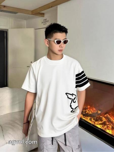 ブランド 偽物 通販Tシャツビックシルエット 今すぐ欲しい 2026即旬な装いにTHOM BROWNE. 1