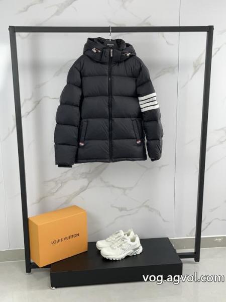 THOM BROWNE偽物 ブランド 販売リラックス感急上昇 人気爆発 最新モデルも顧客セールで格安ダウンジャケット 0