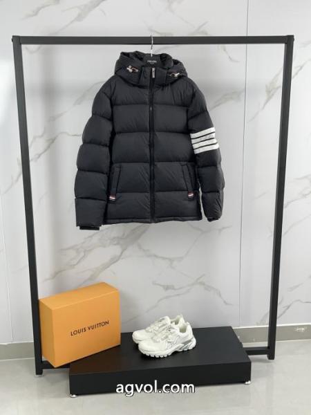 THOM BROWNE偽物 ブランド 販売リラックス感急上昇 人気爆発 最新モデルも顧客セールで格安ダウンジャケット 3