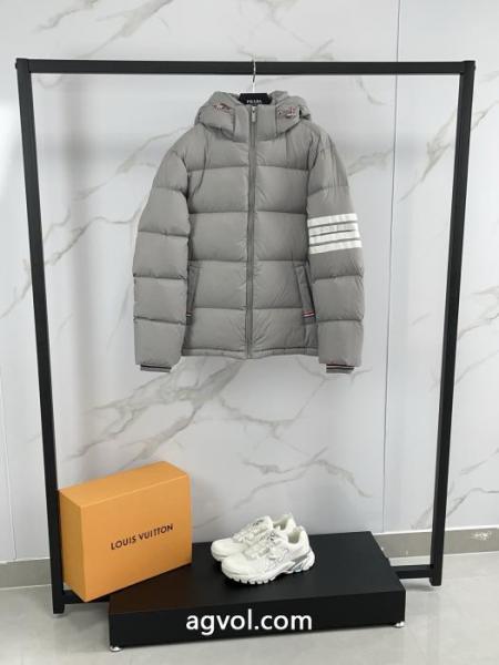 THOM BROWNE偽物 ブランド 販売リラックス感急上昇 人気爆発 最新モデルも顧客セールで格安ダウンジャケット 1