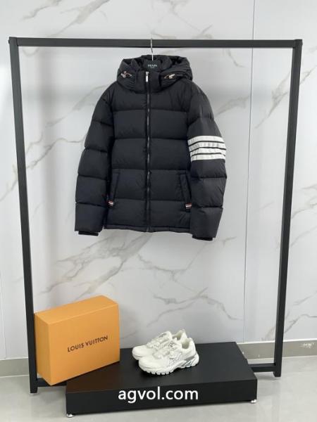 THOM BROWNE偽物 ブランド 販売リラックス感急上昇 人気爆発 最新モデルも顧客セールで格安ダウンジャケット 2