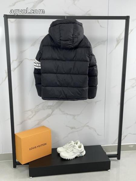 THOM BROWNE偽物 ブランド 販売リラックス感急上昇 人気爆発 最新モデルも顧客セールで格安ダウンジャケット 4