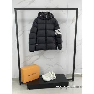 THOM BROWNE偽物 ブランド 販売リラックス感急上昇 人気爆発 最新モデルも顧客セールで格安ダウンジャケット